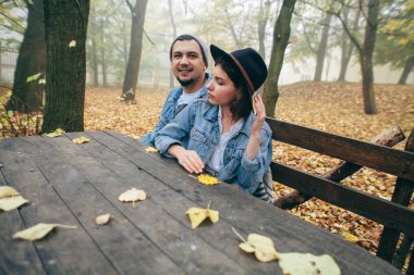 Bankta oturan ve Park'ta dinlenme mutlu çift