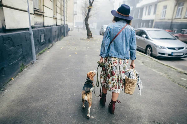 Красиві жінки, дівчина з собакою — стокове фото
