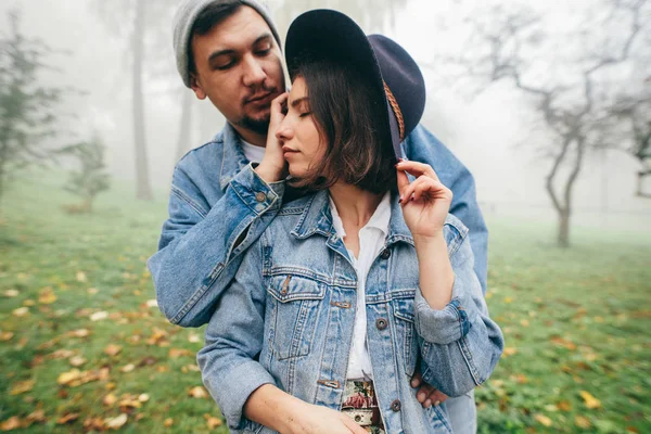 Pasangan Yang Indah Mengenakan Pakaian Denim Berjalan Taman Musim Gugur — Stok Foto