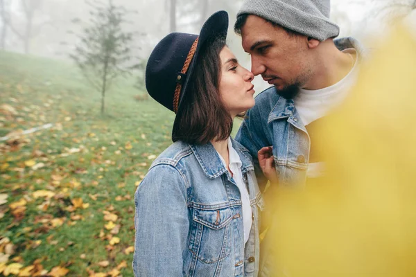 Pasangan Yang Indah Mengenakan Pakaian Denim Berjalan Taman Musim Gugur — Stok Foto