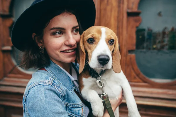 Mulher Perto Porta Madeira Velha Segurando Cão Beagle Mãos — Fotografia de Stock