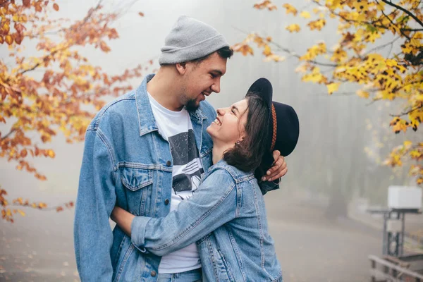 Pasangan Yang Bahagia Berpelukan Dan Tersenyum — Stok Foto