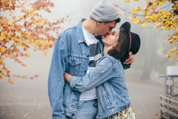 Alegre Pareja Cariñosa Abrazos Besos — Foto de Stock