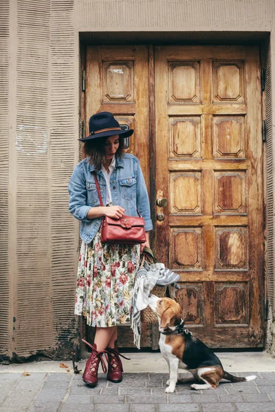 Eski Ahşap Kapının Yanında Duran Beagle Köpek Şehirdeki Bakarak Kadın — Stok fotoğraf