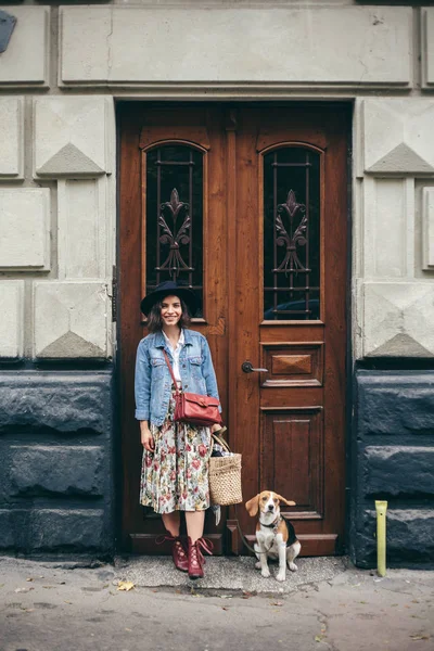 Mujer Pie Cerca Vieja Puerta Madera Con Perro Beagle —  Fotos de Stock