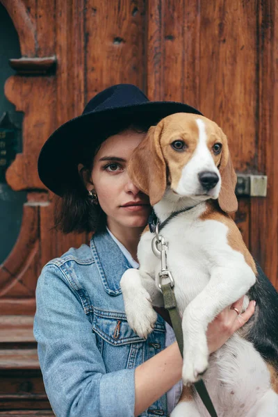 Mujer Pie Cerca Vieja Puerta Madera Sosteniendo Perro Beagle Las —  Fotos de Stock