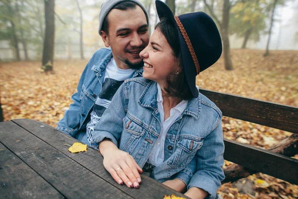 Pasangan Bahagia Duduk Bangku Cadangan Dan Bersenang Senang Taman — Stok Foto