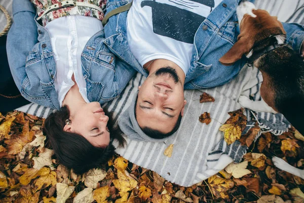 Pasangan Bahagia Berbaring Atas Selimut Taman Dan Menikmati Waktu Dengan — Stok Foto