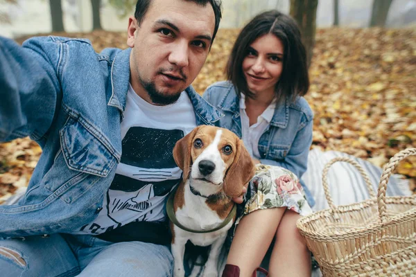 Gelukkige Paar Plezier Genieten Van Tijd Met Beagle Hond — Stockfoto