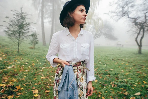 Portrait Young Woman Walking Park Wearing White Blouse Variegated Skirt — Stock Photo, Image