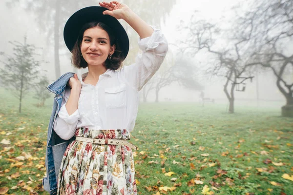 Ritratto Giovane Donna Con Camicetta Bianca Gonna Variegata Cappotto Cappello — Foto Stock