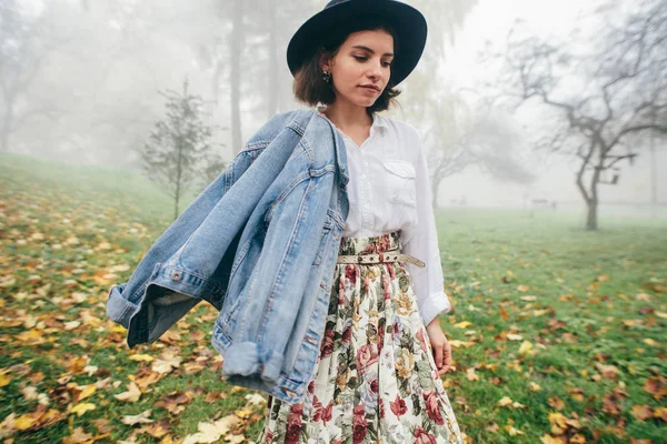 白いブラウス 多彩なスカート デニムのコートと帽子を身に着けている若い女性の肖像画 — ストック写真