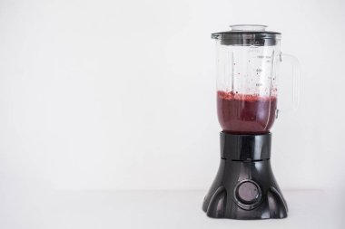 Raspbeerries, yaban mersini, muz, ananas, mango, roka, ıspanak ve elma ile renkli vegan smoothies