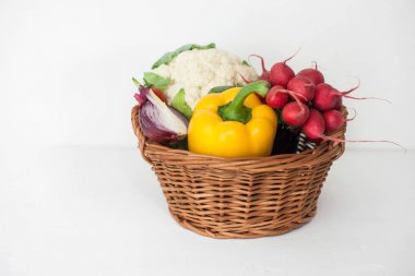 mevsim sebzeleri turp lahana soğan biber salatalık domates arka plan beyaz