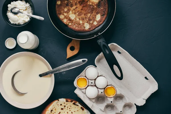 Приготування млинців борошно інгредієнт борошно молоко яйце кухонний стіл . — стокове фото