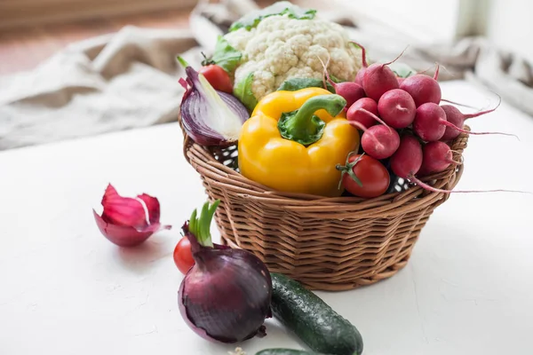 Verduras de temporada rábano col cebolla pimientos pepinos tomates fondo blanco — Foto de Stock