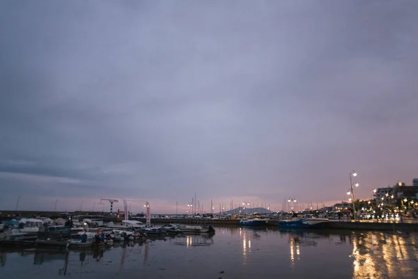 Wieczorny port morski, światła miasta — Zdjęcie stockowe