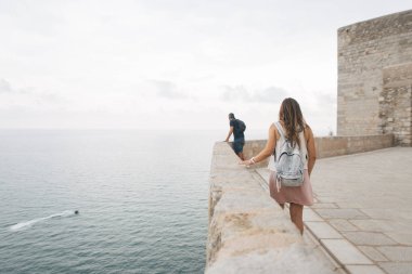 İnsanlar turist, eski kalenin tepesinde, deniz manzaralı