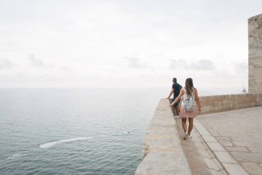 İnsanlar turist, eski kalenin tepesinde, deniz manzaralı