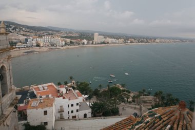 Açık deniz, eski şatonun manzarası