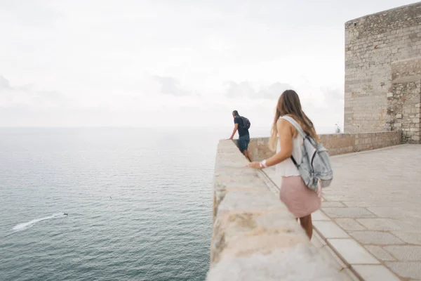 Turistas, en la parte superior del viejo castillo, vista al mar — Foto de Stock