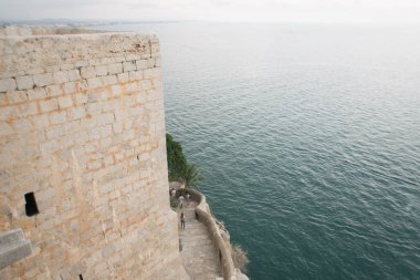 Açık deniz, eski şatonun manzarası