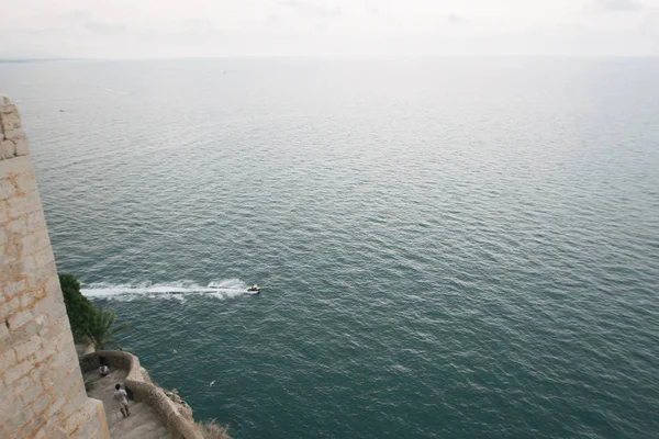 Um jet ski a navegar sozinho em mar aberto. Grande sensação de liberdade — Fotografia de Stock