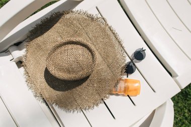 şapka, gözlük ve güneş kremi