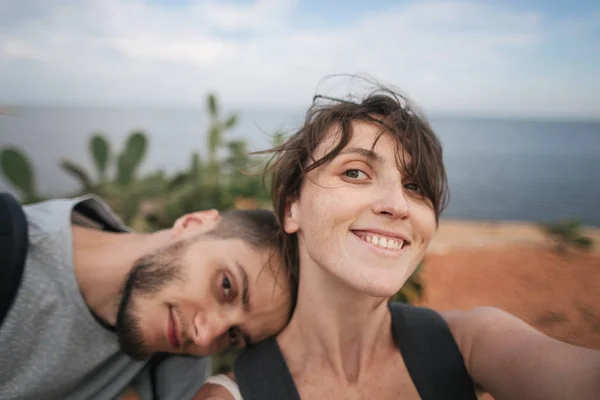 Toeristische selfie van gelukkig paar — Stockfoto