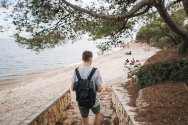 İspanya 'da gezen sırt çantalı bir turist.