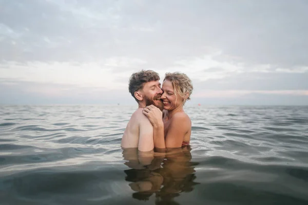 Любляча пара качається в морі у відпустці Ліцензійні Стокові Фото
