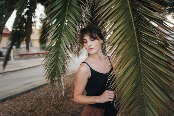 Chica al atardecer cerca de las plantas en España caliente —  Fotos de Stock