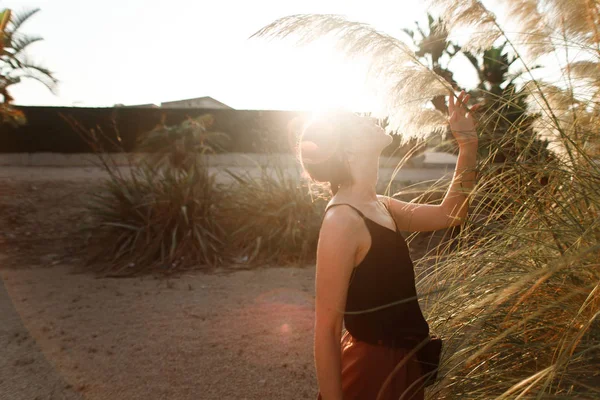 暖かいスペインの植物の近くの日没の女の子 — ストック写真