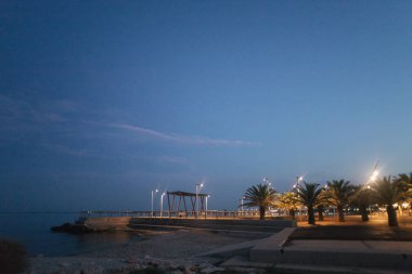 Bir gece deniz şehrinin ışıkları