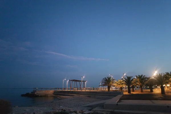 Lichter einer nächtlichen Stadt am Meer — Stockfoto