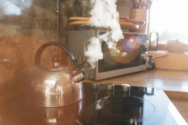 Wasserkocher mit kochendem Wasser; Dampf vor schwarzem Hintergrund. — Stockfoto