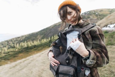 Köpekle yürüyüş, köpek yavrusu sırt çantasında uyuyor.