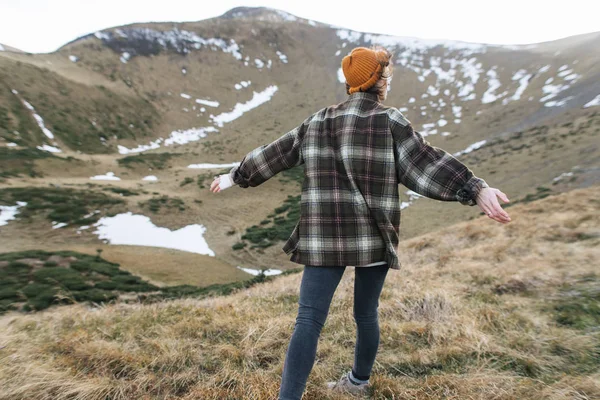 Mujer Joven Las Montañas Otoño Sentir Libertad —  Fotos de Stock