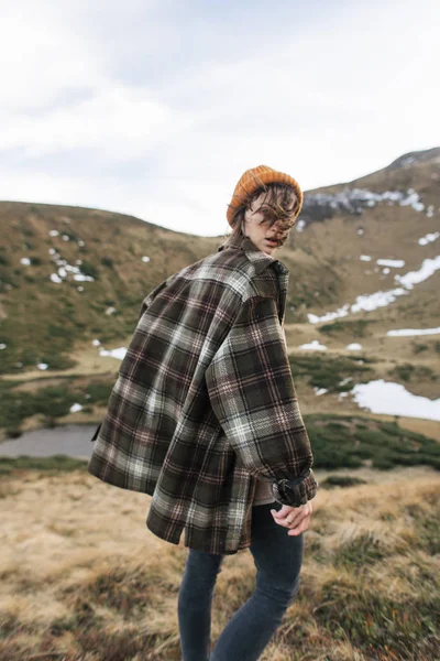 秋の山に住む若い女性は自由を感じ — ストック写真