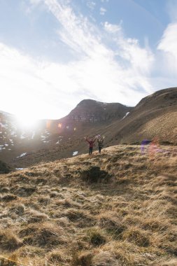 Sonbahar dağlarında bir çift