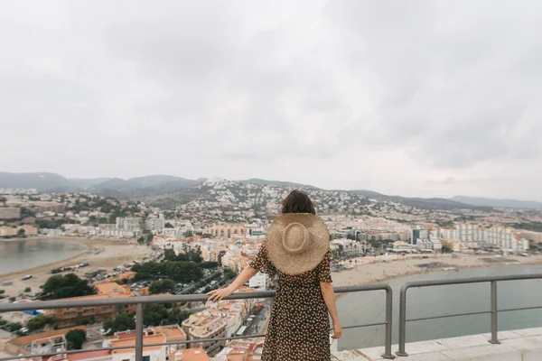 Joven Viajera Para Cima Del Castillo Vista Ciudad Peniscola España — Foto de Stock