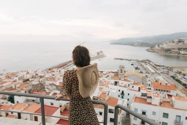 Молода Жінка Мандрівниця Стоїть Даху Замку Вид Міста Пенісколу Іспанія — стокове фото