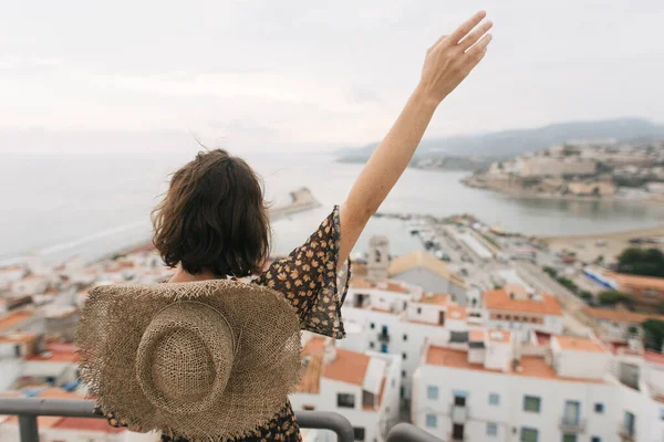 Young Female Traveler Stands Top Castle City View Peniscola Spain — Stock Photo, Image