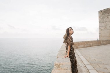 Kalenin tepesindeki genç kız deniz altındaydı.