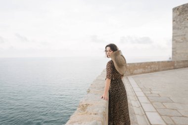 Kalenin tepesindeki genç kız deniz altındaydı.