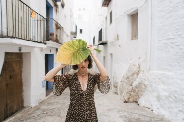 İspanya 'nın eski Peniscola şehrinin sokaklarında genç bir kadın.