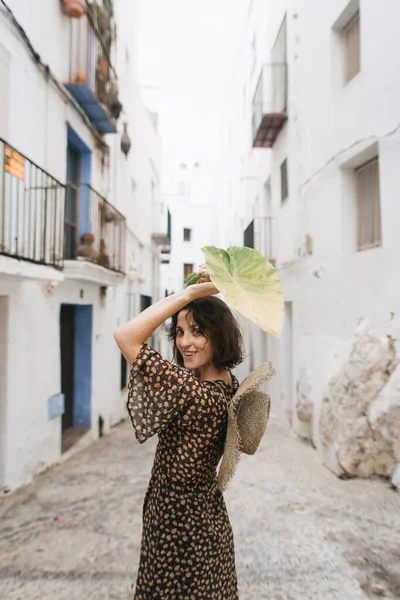 Молода Жінка Вулицях Старого Міста Пеніскола Іспанія — стокове фото
