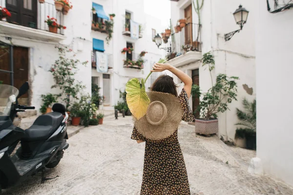 スペインのペニスコーラの旧市街の路上で若い女性 — ストック写真