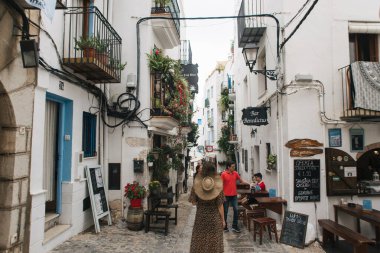 İspanya 'nın eski Peniscola kasabasının sokaklarındaki genç turist kadın.