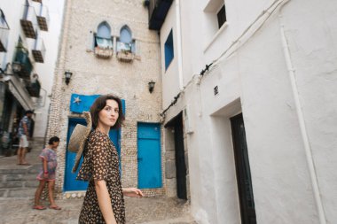 İspanya 'nın eski Peniscola kasabasının sokaklarındaki genç turist kadın.
